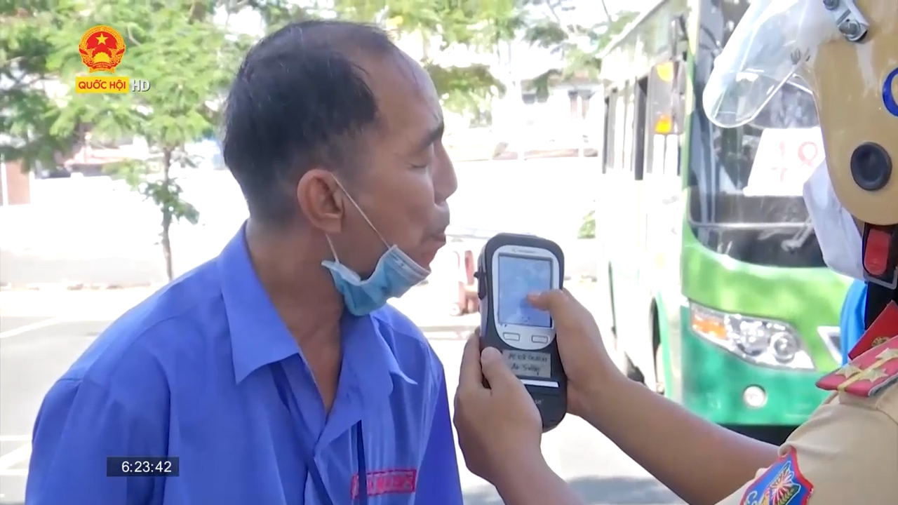 TP. Hồ Chí Minh: CSGT kiểm tra, xử phạt tài xế xe buýt vi phạm nồng độ cồn