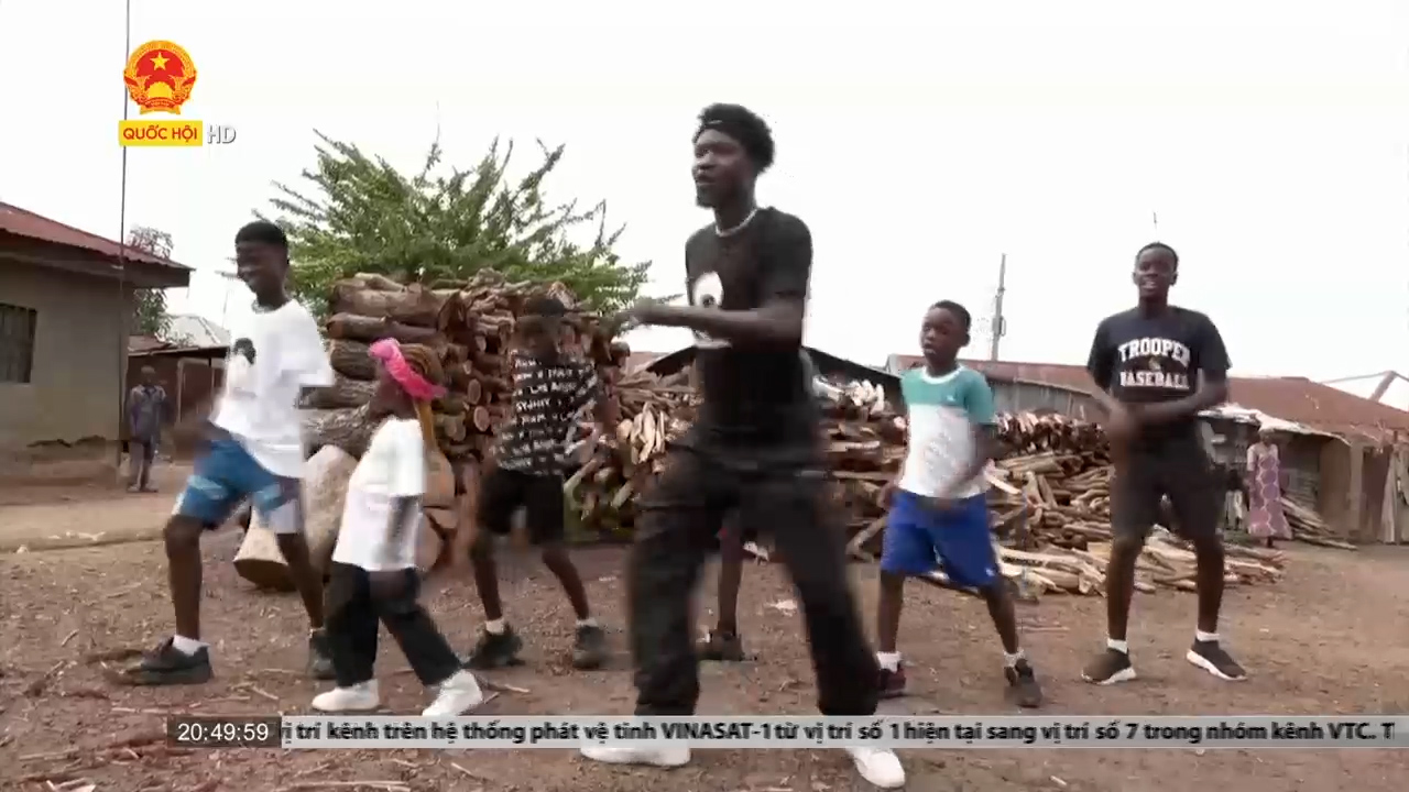 Nigeria: Cậu bé mồ côi đổi đời nhờ tham gia nhóm nhảy nổi tiếng trên Instagram