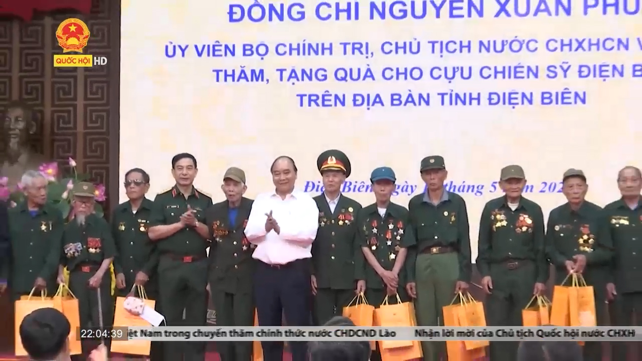 Chủ tịch nước tặng quà cựu chiến sĩ Điện Biên