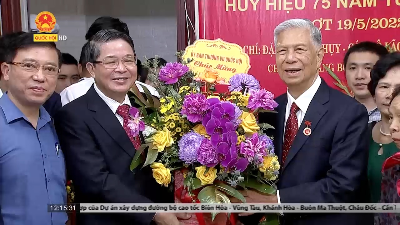 Nguyên Phó Chủ tịch Quốc hội nhận huy hiệu 75 tuổi Đảng