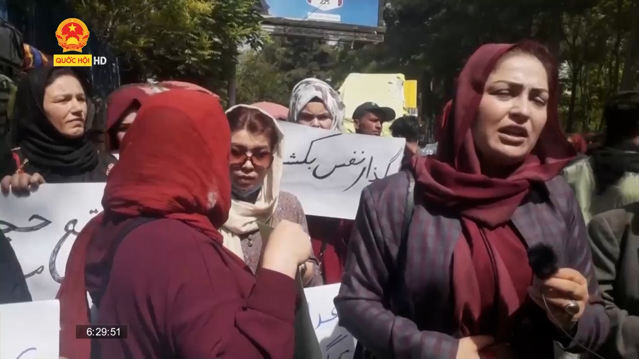 Taliban yêu cầu phụ nữ phải che mặt khi lên sóng