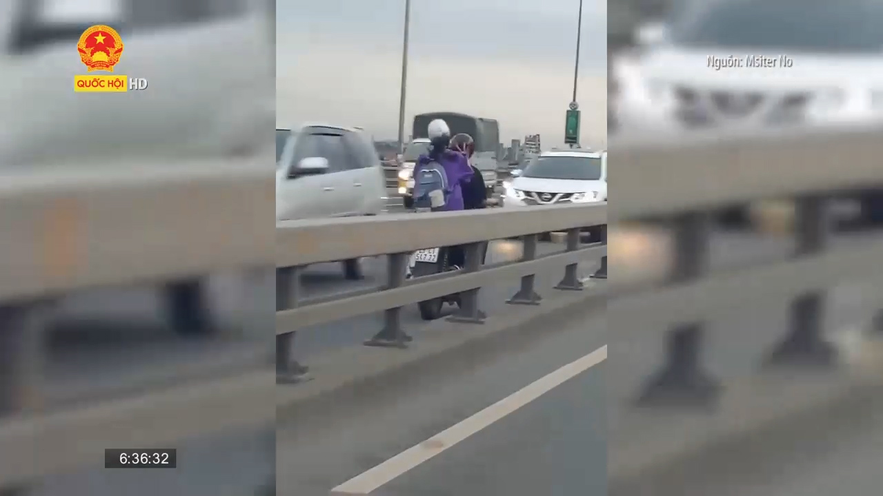 Điểm mù giao thông  -  Đi ngược chiều, đối đầu ô tô, nữ sinh mang tính mạng ra "đùa"