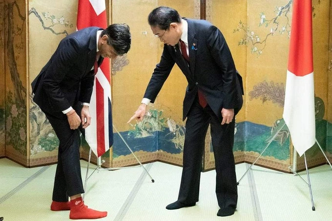 Đôi tất đỏ của Thủ tướng Anh "cháy hàng" tại Nhật Bản
