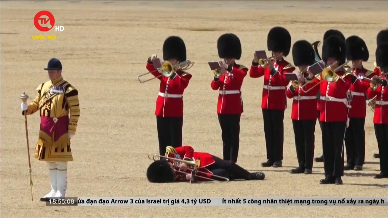 Cận vệ Hoàng gia Anh ngất xỉu giữa cái nóng ở London