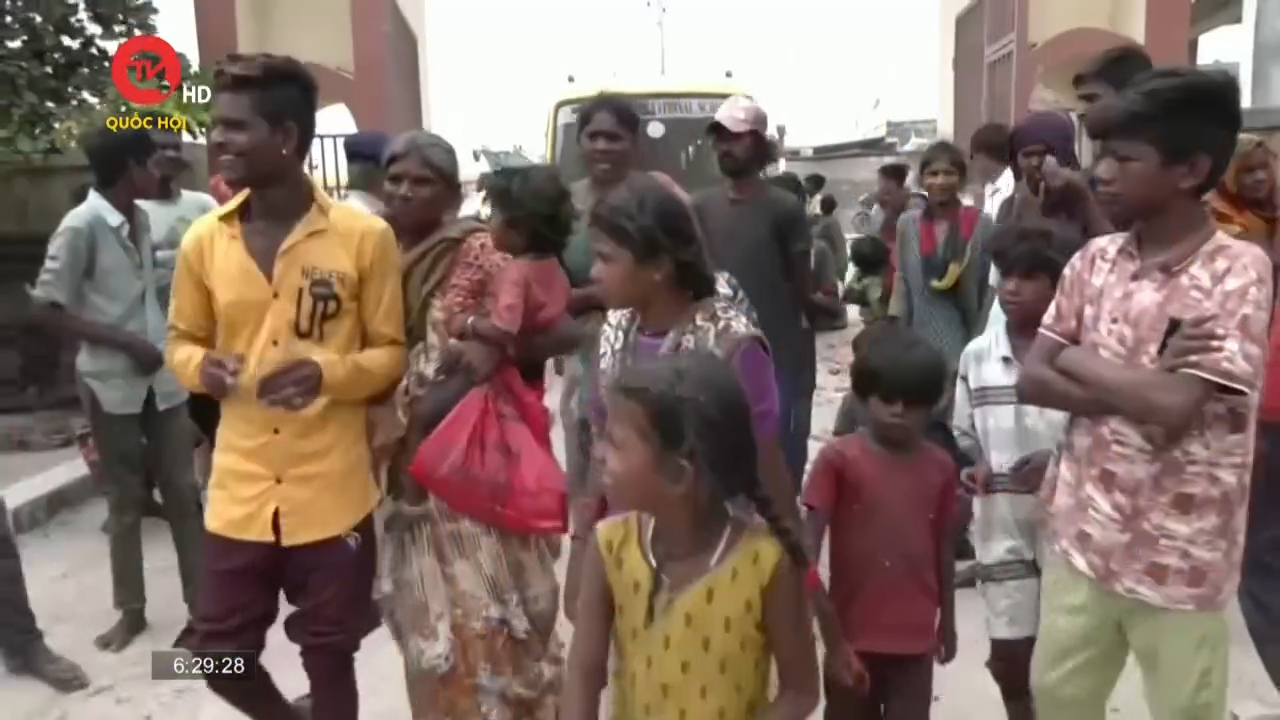 Hàng nghìn người dân Ấn Độ sơ tán khi bão Biparjoy chuẩn bị đổ bộ.