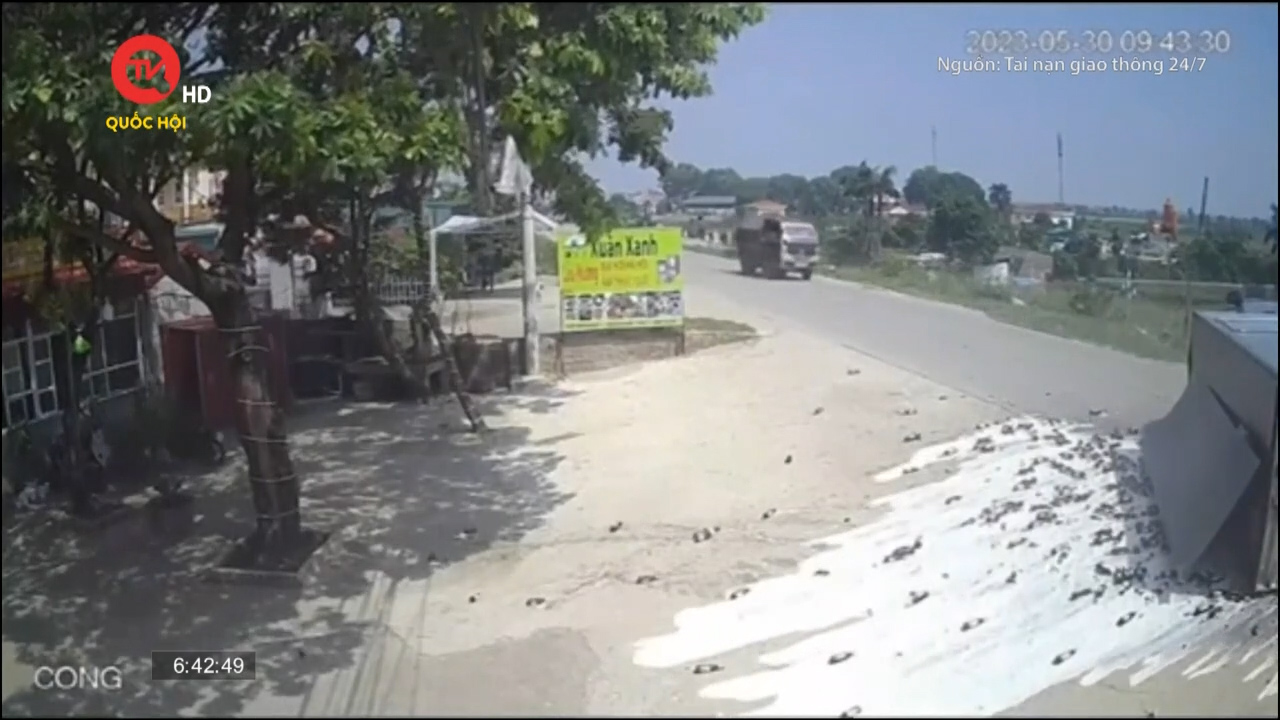 Điểm mù giao thông: Chạy ẩu, xe chở bia lật ngửa giữa đường