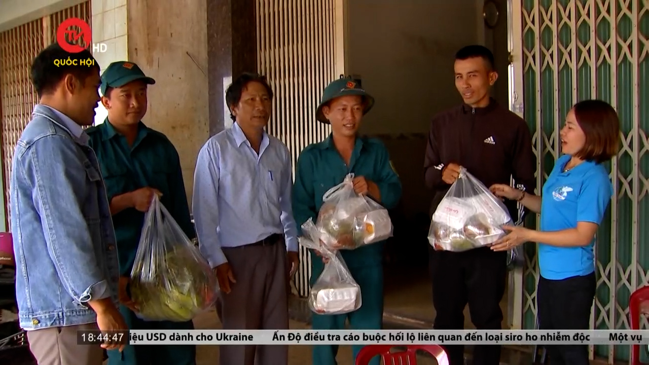 Nhân dân góp gạo nấu cơm cho lực lượng làm nhiệm vụ trong vụ tấn công ở Đắk Lắk