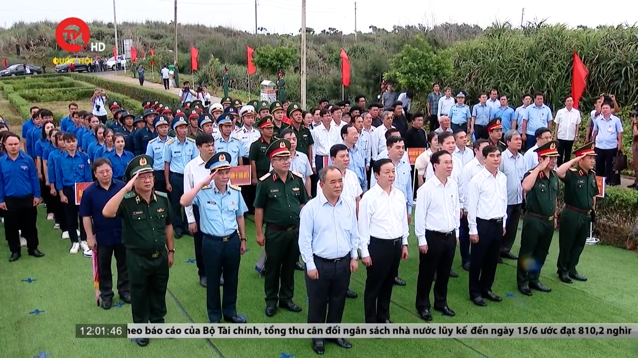Chủ tịch Nước Võ Văn Thưởng dự lễ chào cờ trên đảo Phú Quý