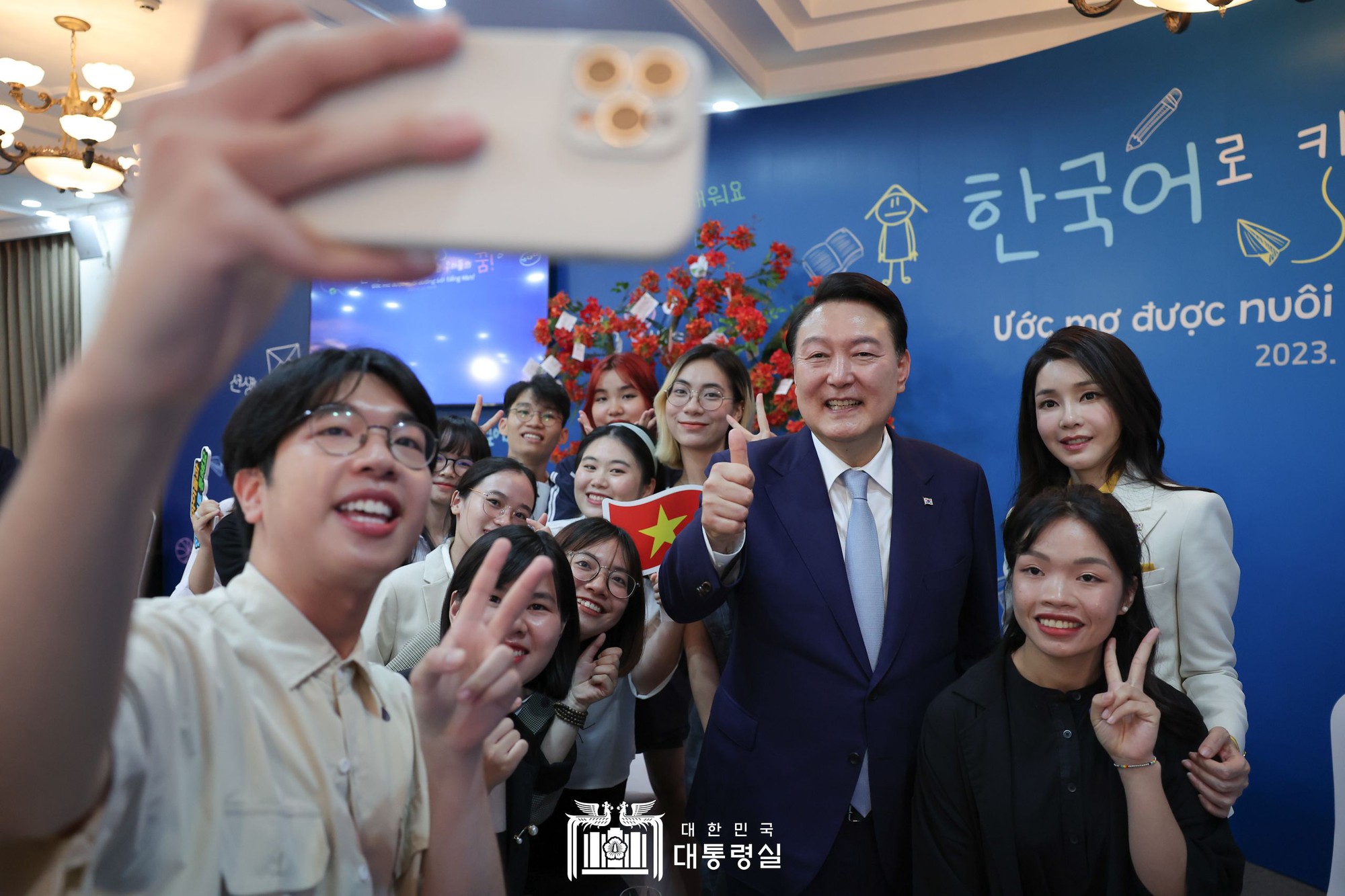 Tổng thống Hàn Quốc giao lưu cùng sinh viên Việt Nam và gặp gỡ HLV Park Hang-seo