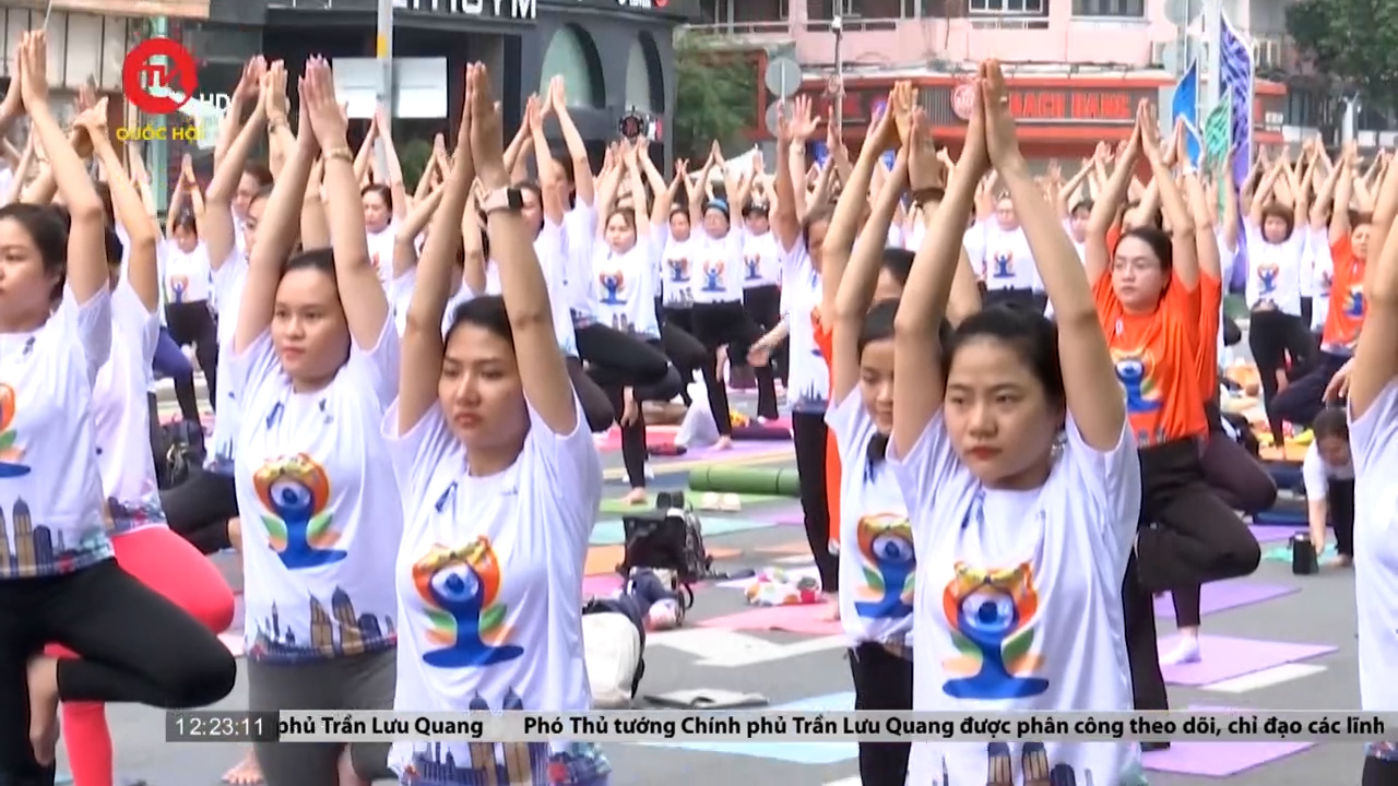 Hàng nghìn người tham gia đồng diễn yoga ở TPHCM
