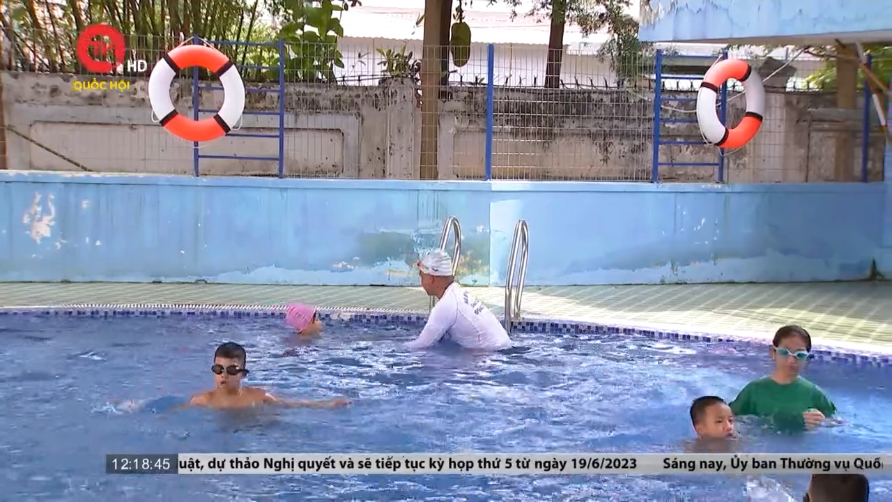 Đắk Lắk: Dạy kỹ năng bơi cho trẻ em hút khách dịp hè