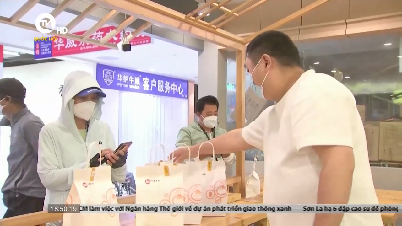 Trung Quốc: Bắc Kinh dán 'nhãn không chạm' trên bao bì thực phẩm để chống Covid-19