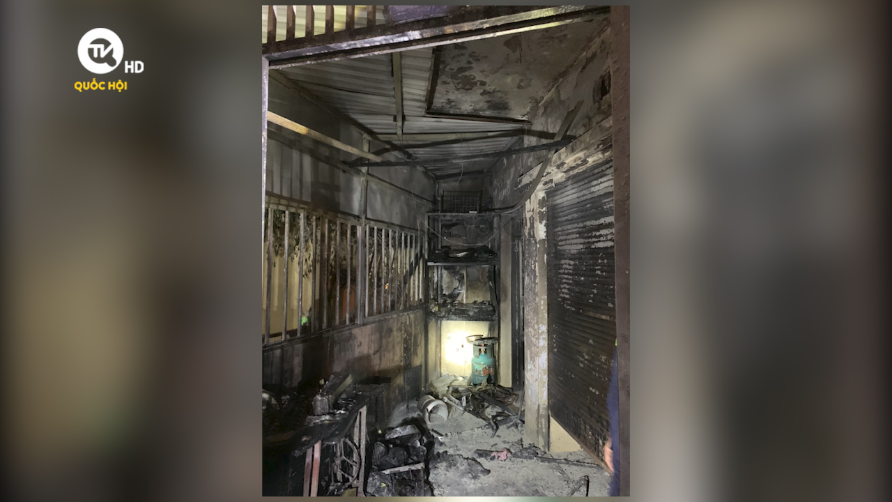 Hà Nội: Cứu 5 người thoát chết khỏi cháy nhà lúc nửa đêm