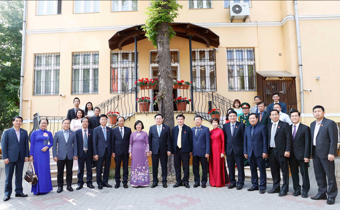 Chủ tịch Quốc hội Vương Đình Huệ thăm Đại sứ quán Việt Nam và gặp mặt cộng đồng người Việt Nam tại Hungary