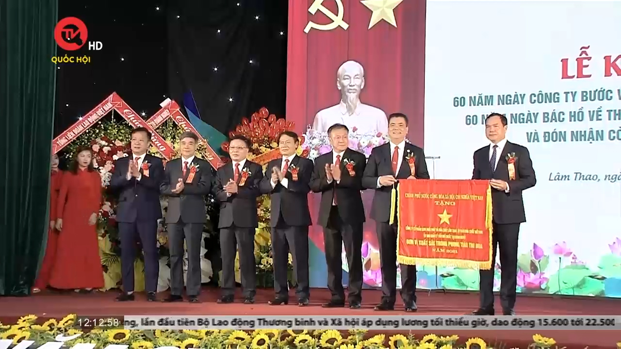 Công ty cổ phần Supe Phốt phát và Hóa chất Lâm Thao nhận cờ thi đua của Chính phủ
