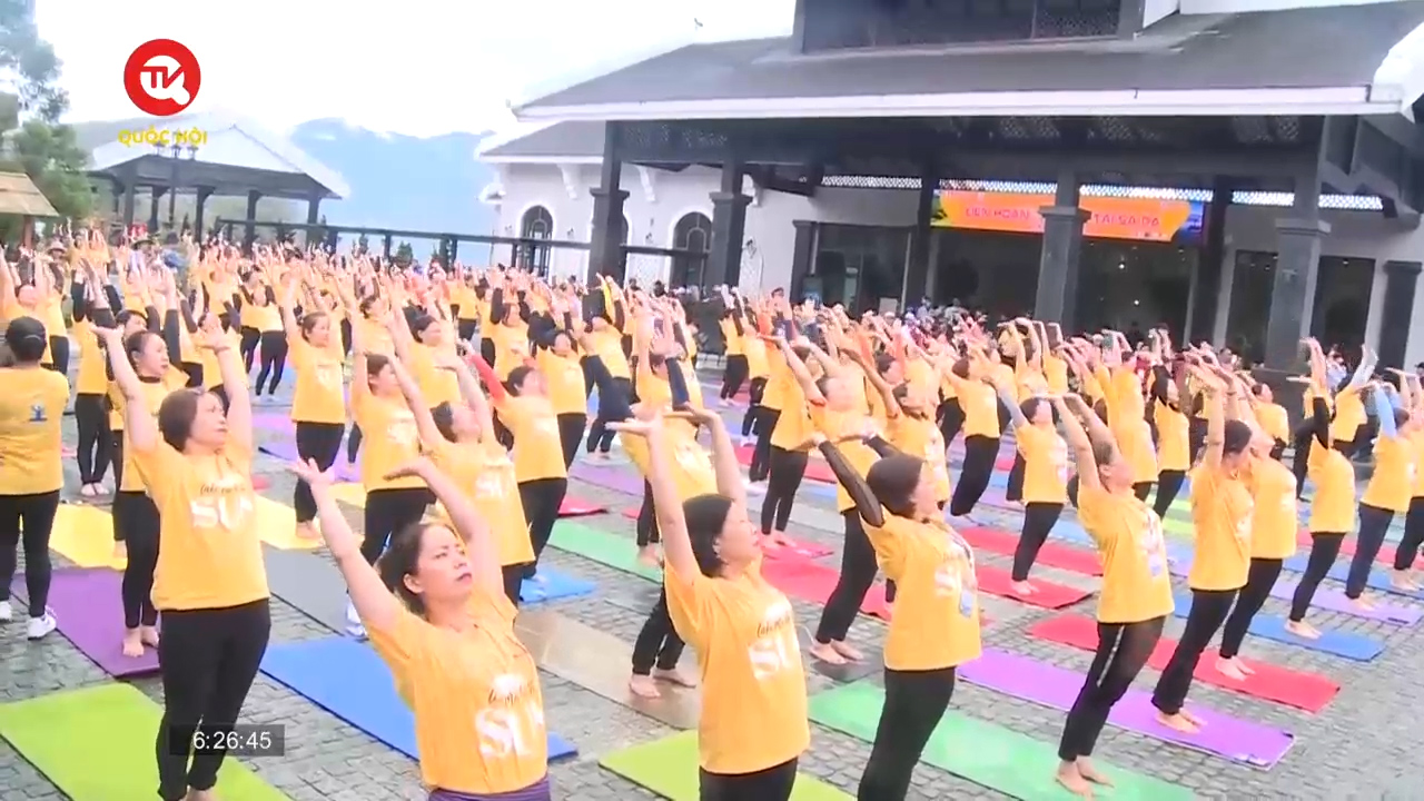 500 người trình diễn Yoga để "chào mặt trời"