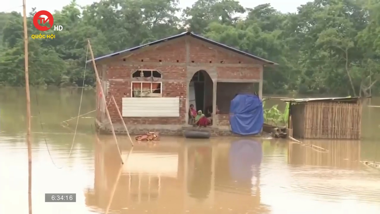 Người dân Ấn Độ chật vật vì mưa lũ