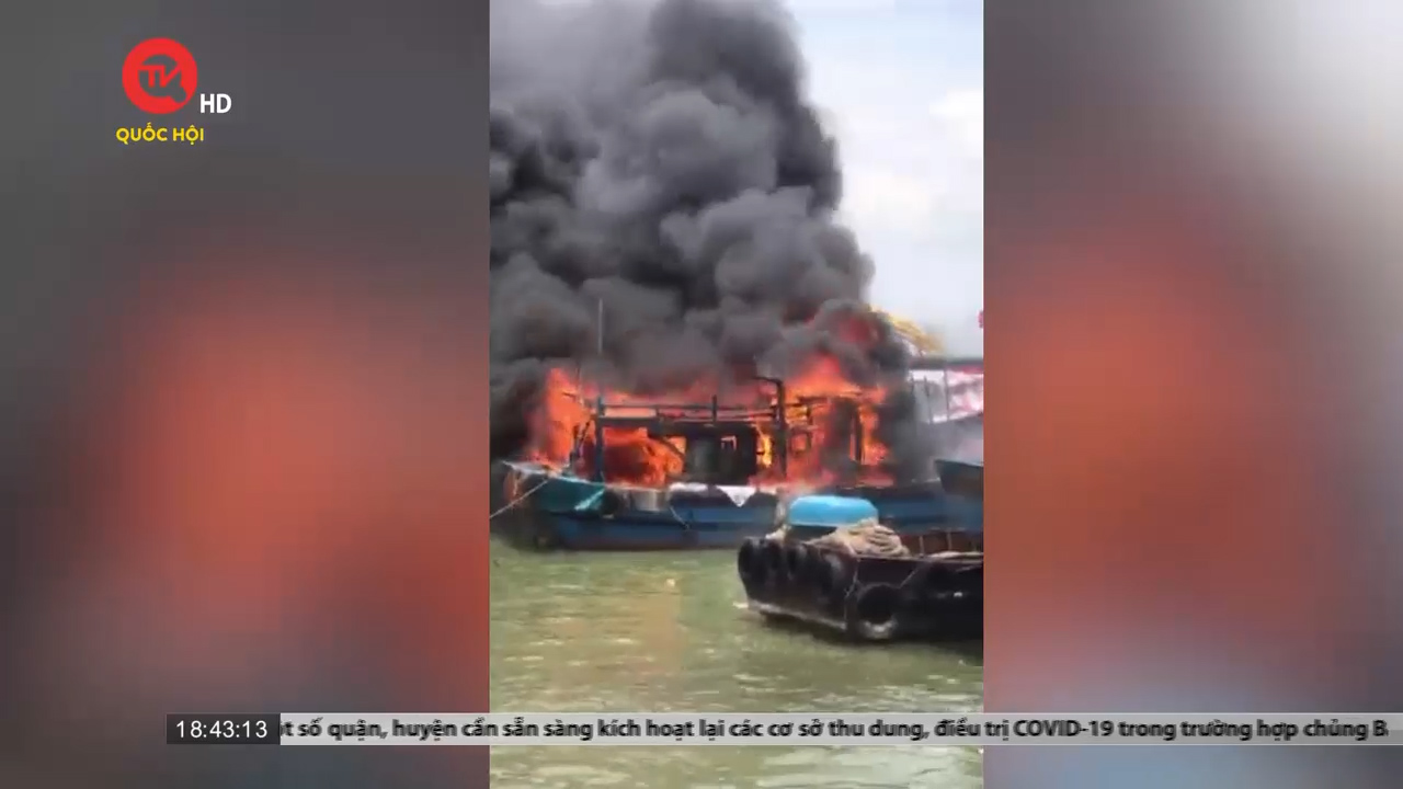 Đà Nẵng: Cháy 2 tàu cá neo đậu trên sông Hàn