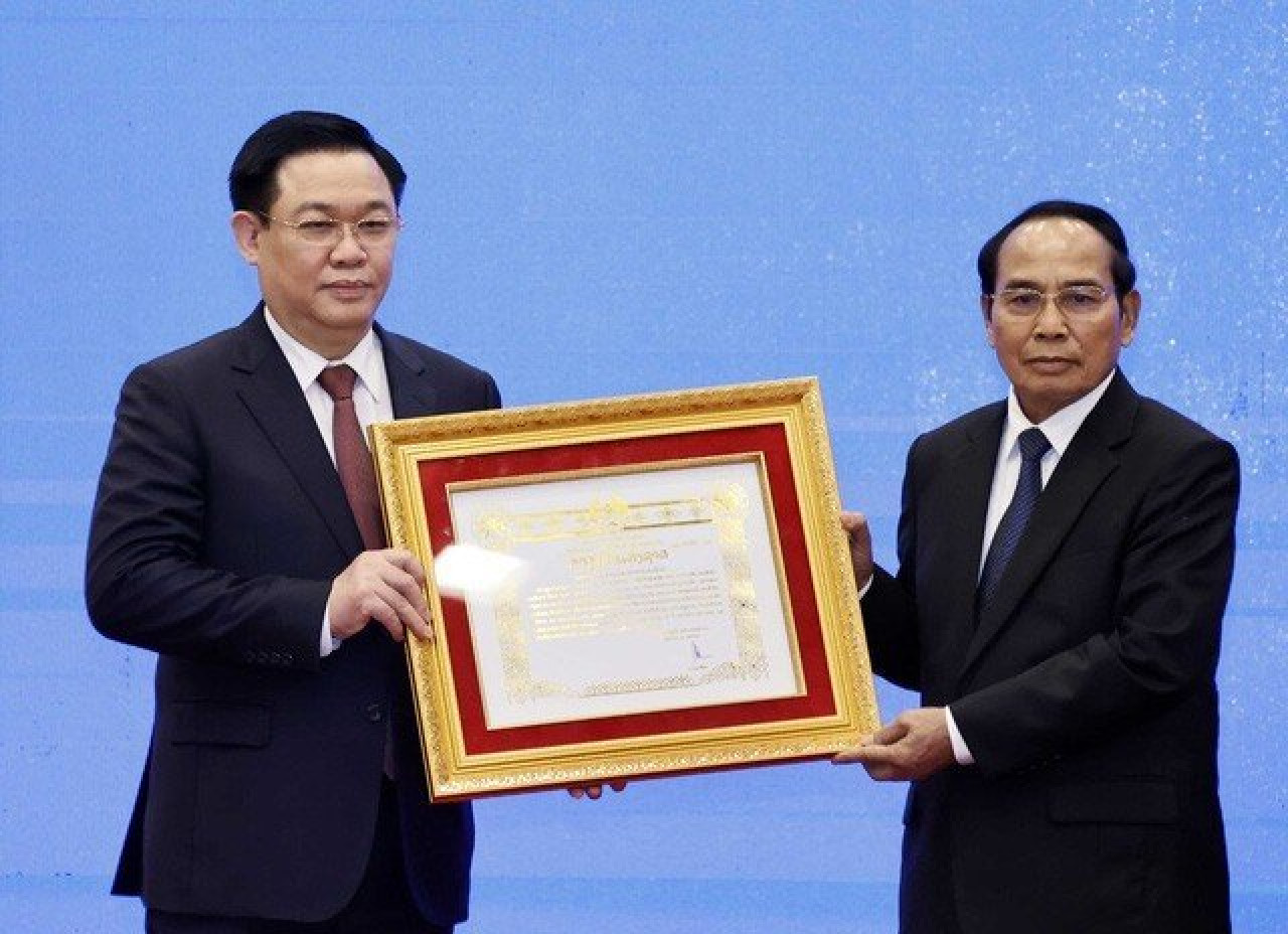 Lễ trao Huân chương của Lào cho các đồng chí Lãnh đạo cấp cao Việt Nam