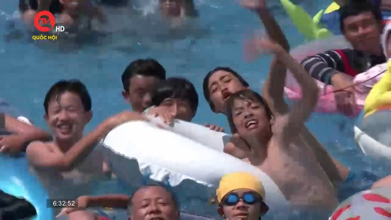 Người Nhật giải nhiệt trong đợt nắng nóng kỷ lục