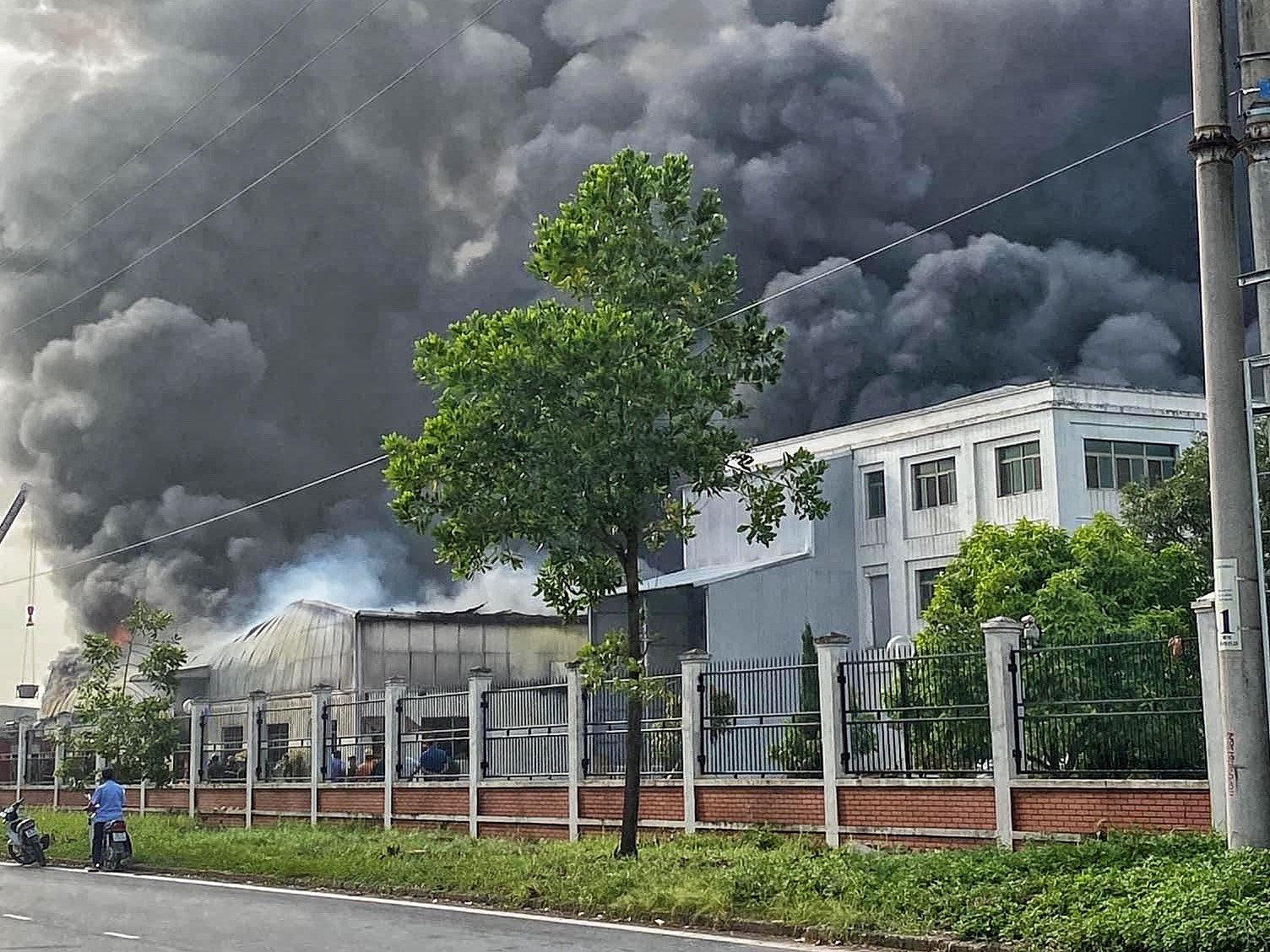Hiện trường cháy lớn tại Khu công nghiệp Quang Minh Hà Nội