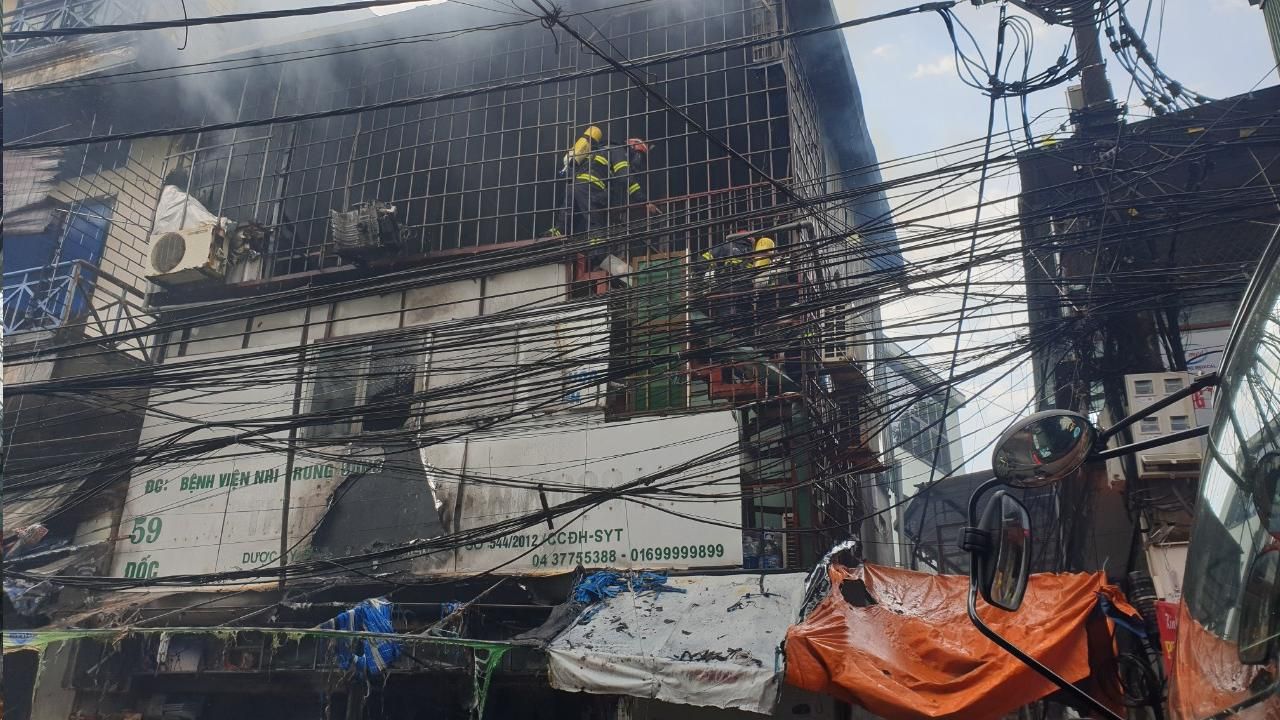 Dập tắt đám cháy nhà dân tại Dốc viện Nhi Trung ương