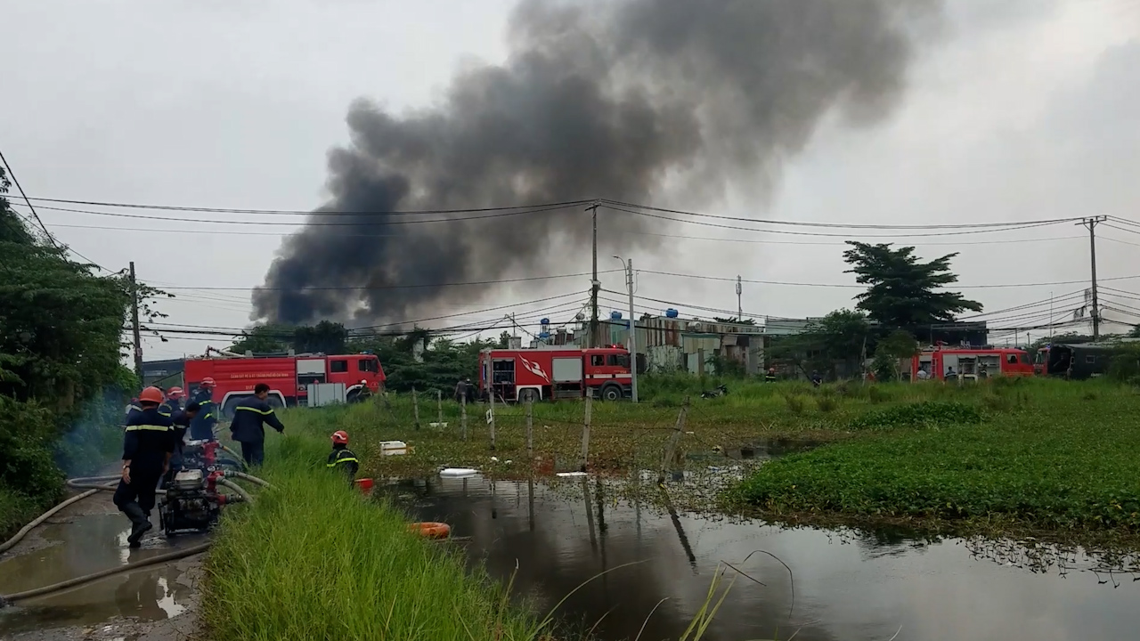 TPHCM: Cháy xưởng nhựa, cột khói đen bốc cao hàng chục mét