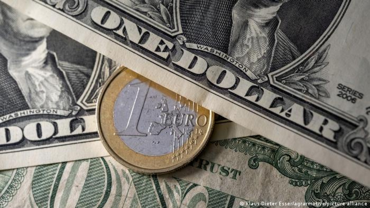 Điều gì khiến đồng euro tụt giá xuống ngang đồng đôla?