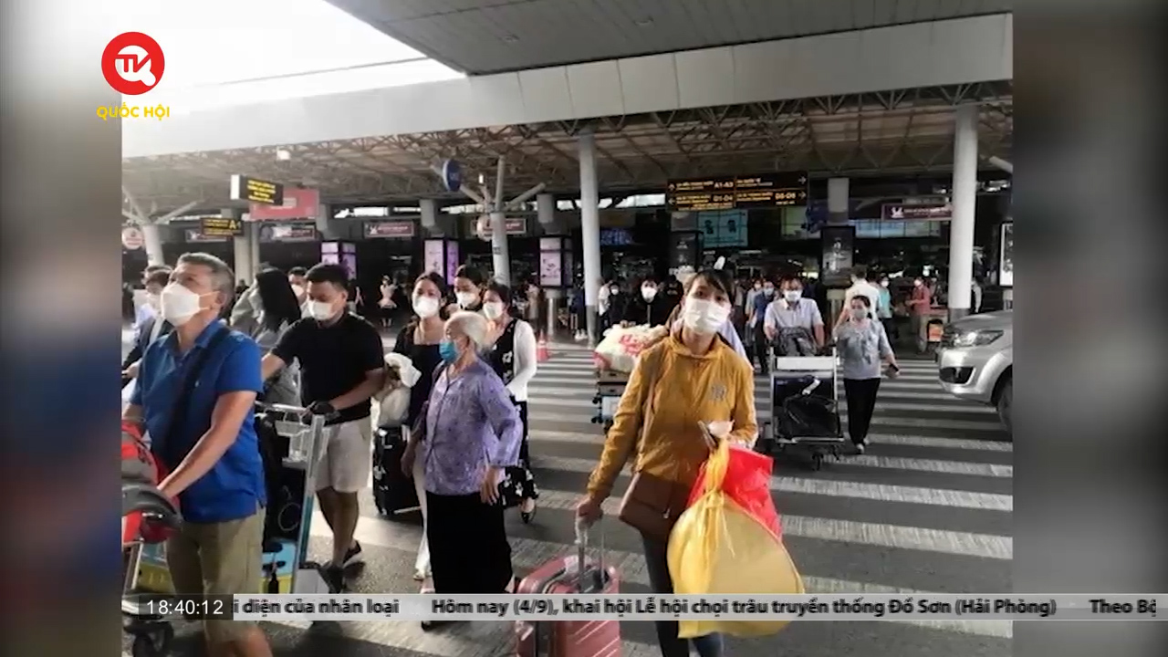 Ngày cuối nghỉ lễ, khách đổ về sân bay Nội Bài và Tân Sơn Nhất tăng đột biến