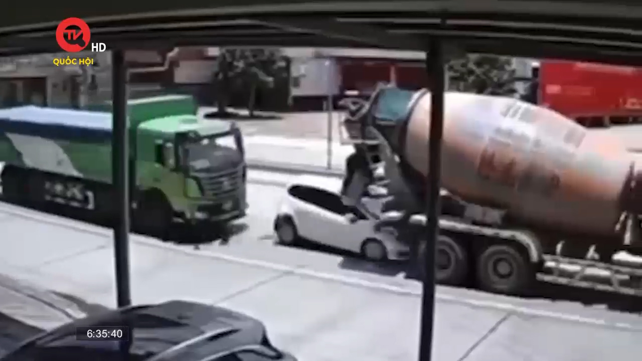 Điểm mù giao thông: 2 người thoát chết thần kỳ sau khi bị "kẹp giò" giữa xe tải và xe trộn