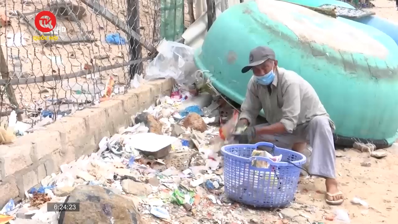 Ông lão 75 tuổi hàng chục năm ra biển dọn rác