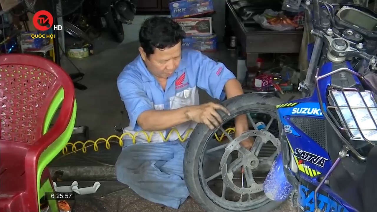 Tiệm sửa xe "không tiền cũng vá" của người đàn ông khuyết tật
