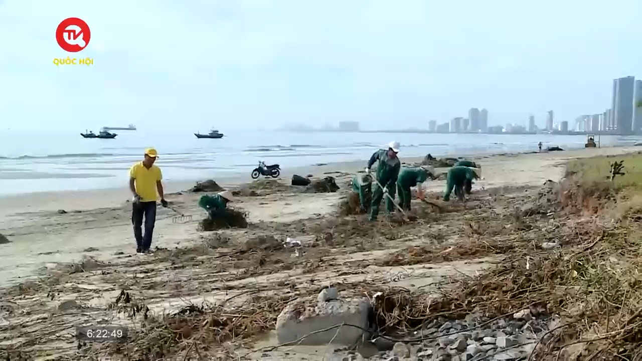 Người dân chung tay dọn biển Đà Nẵng sau bão