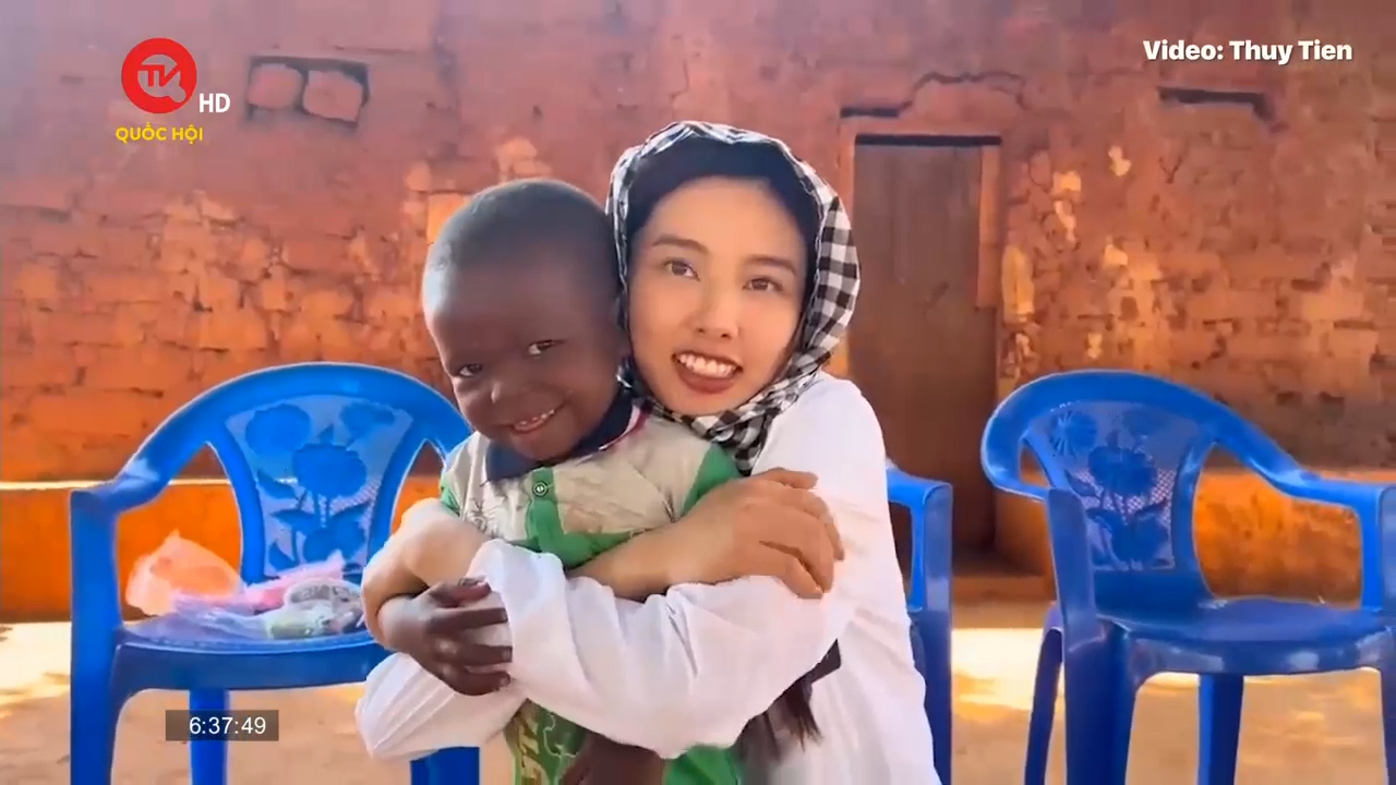 Trên mạng có gì: Hoa hậu Hòa bình 2021 Nguyễn Thúc Thùy Tiên dạy một em bé Angola hát