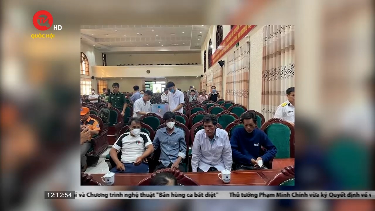Bình Thuận: Đón 5 ngư dân về đất liền sau 12 ngày đêm lênh đênh trên biển