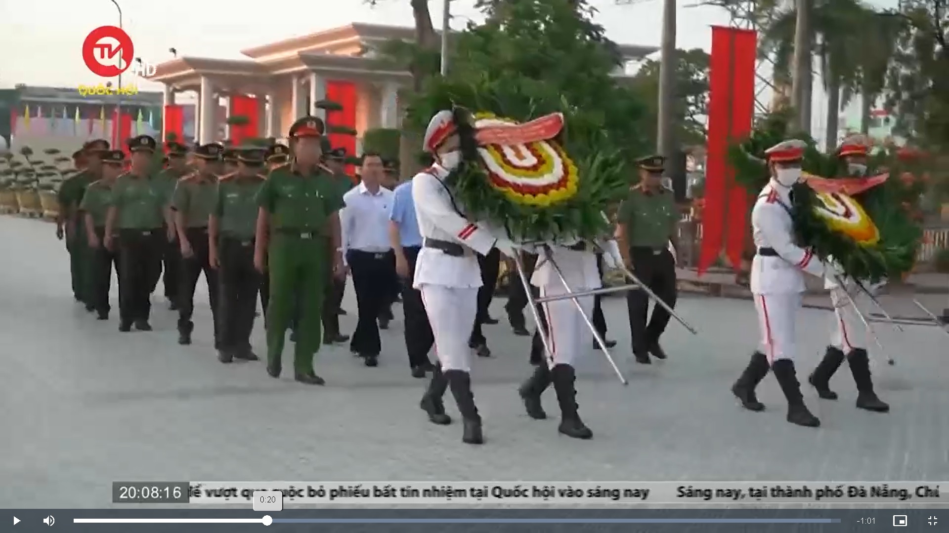Chủ nhiệm Ủy ban Quốc phòng và An ninh của Quốc hội, Thiếu tướng Lê Tấn Tới dâng hương, tặng quà tại Long An