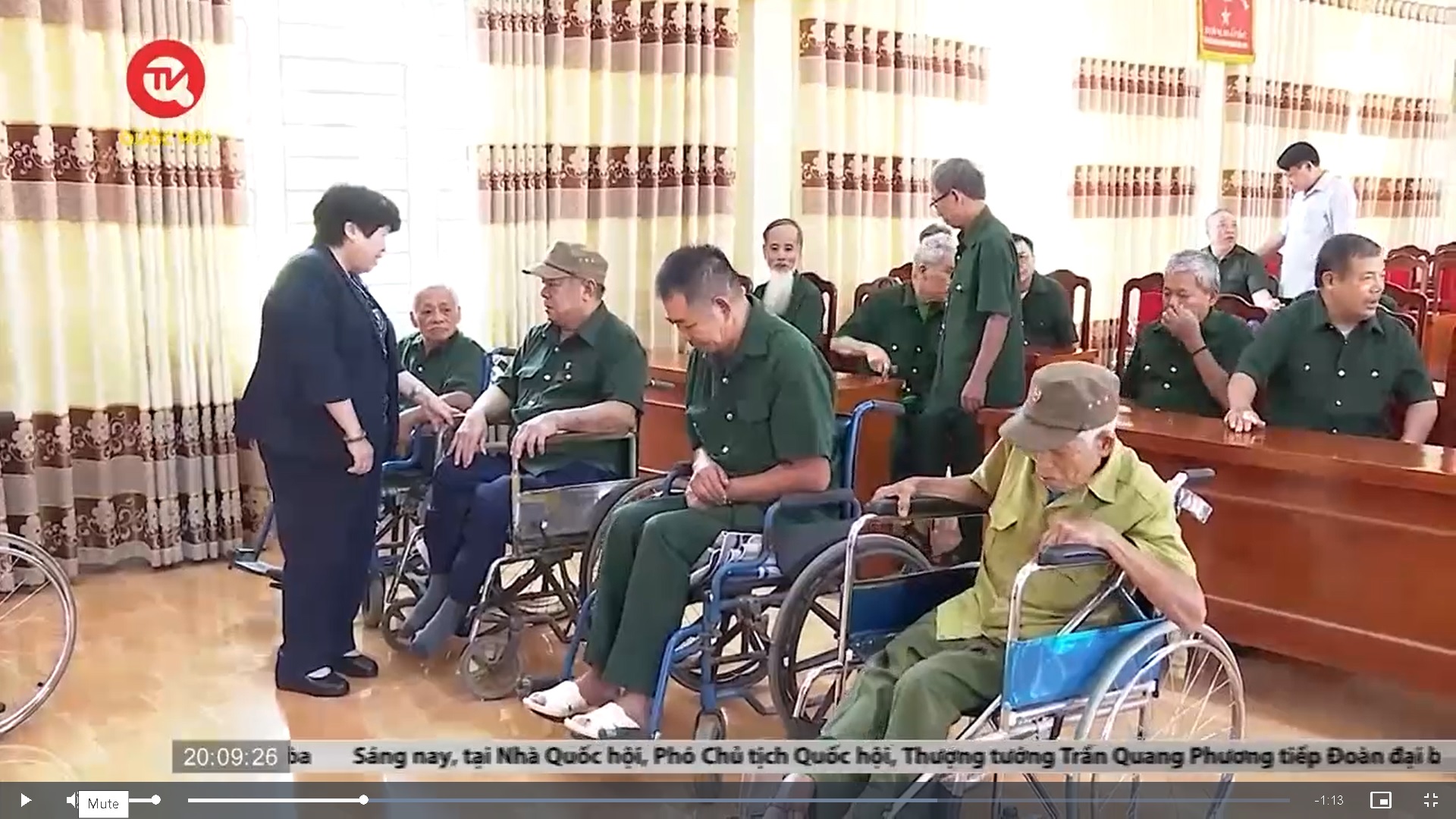 Chủ nhiệm Uỷ ban Xã hội Nguyễn Thuý Anh thăm, tặng quà người có công tỉnh Phú Thọ