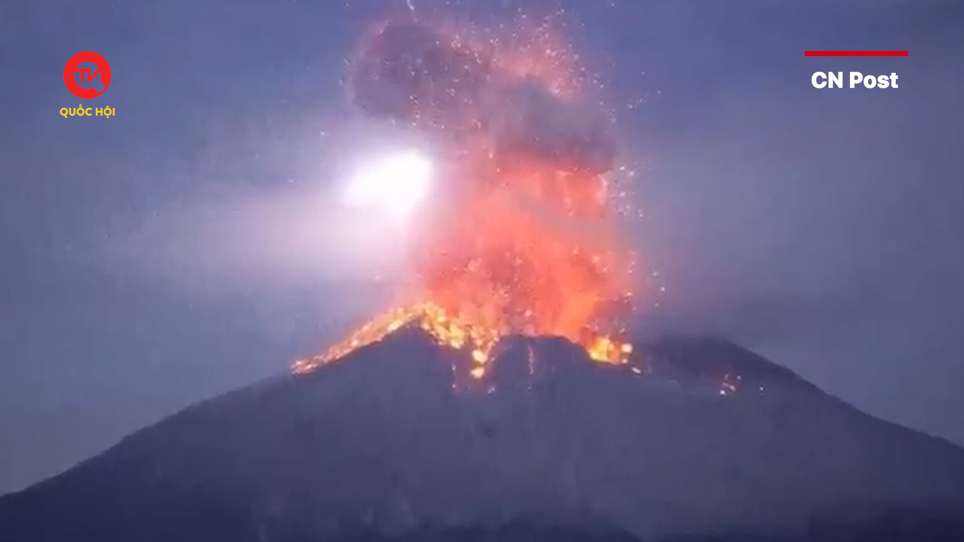 Núi lửa Nhật Bản phun trào dữ dội, người dân gấp rút sơ tán