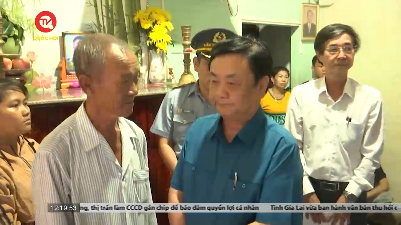 Bộ trưởng Bộ Nông nghiệp và Phát triển nông thôn thăm gia đình các ngư dân trên tàu cá Bình Thuận gặp nạn