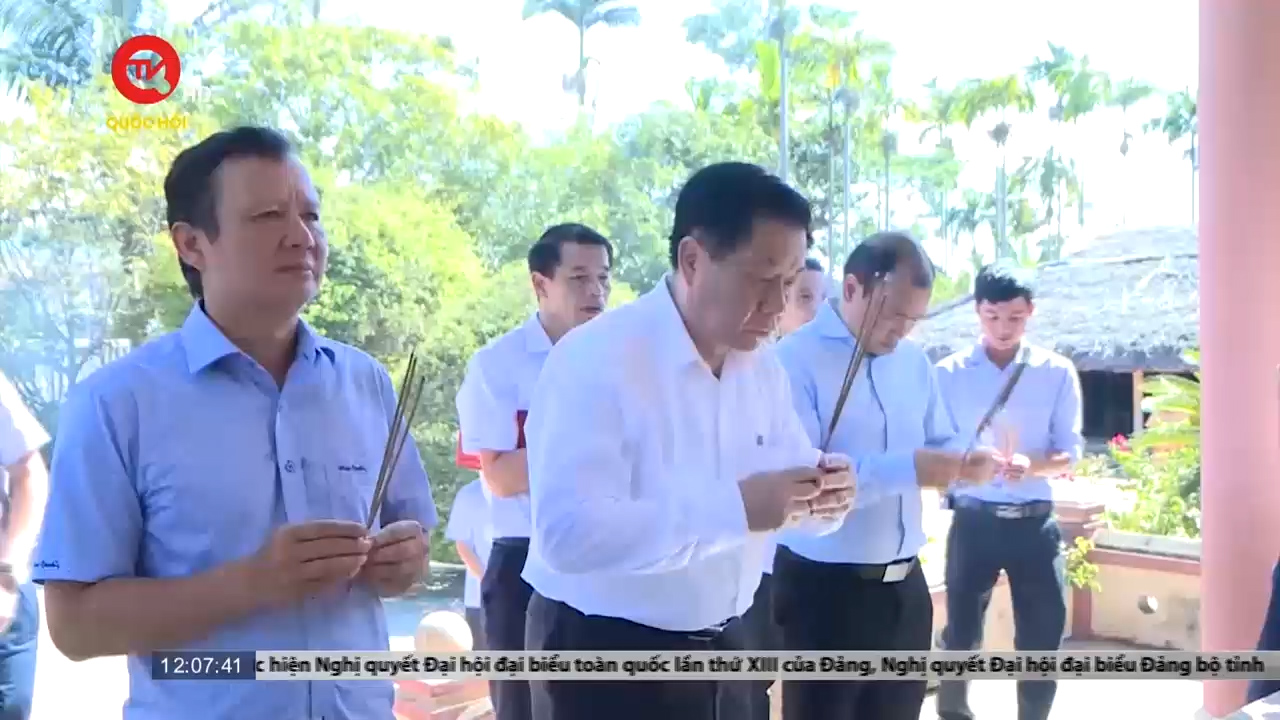 Trưởng Ban Tuyên giáo Trung ương dâng hương tại Thừa Thiên - Huế