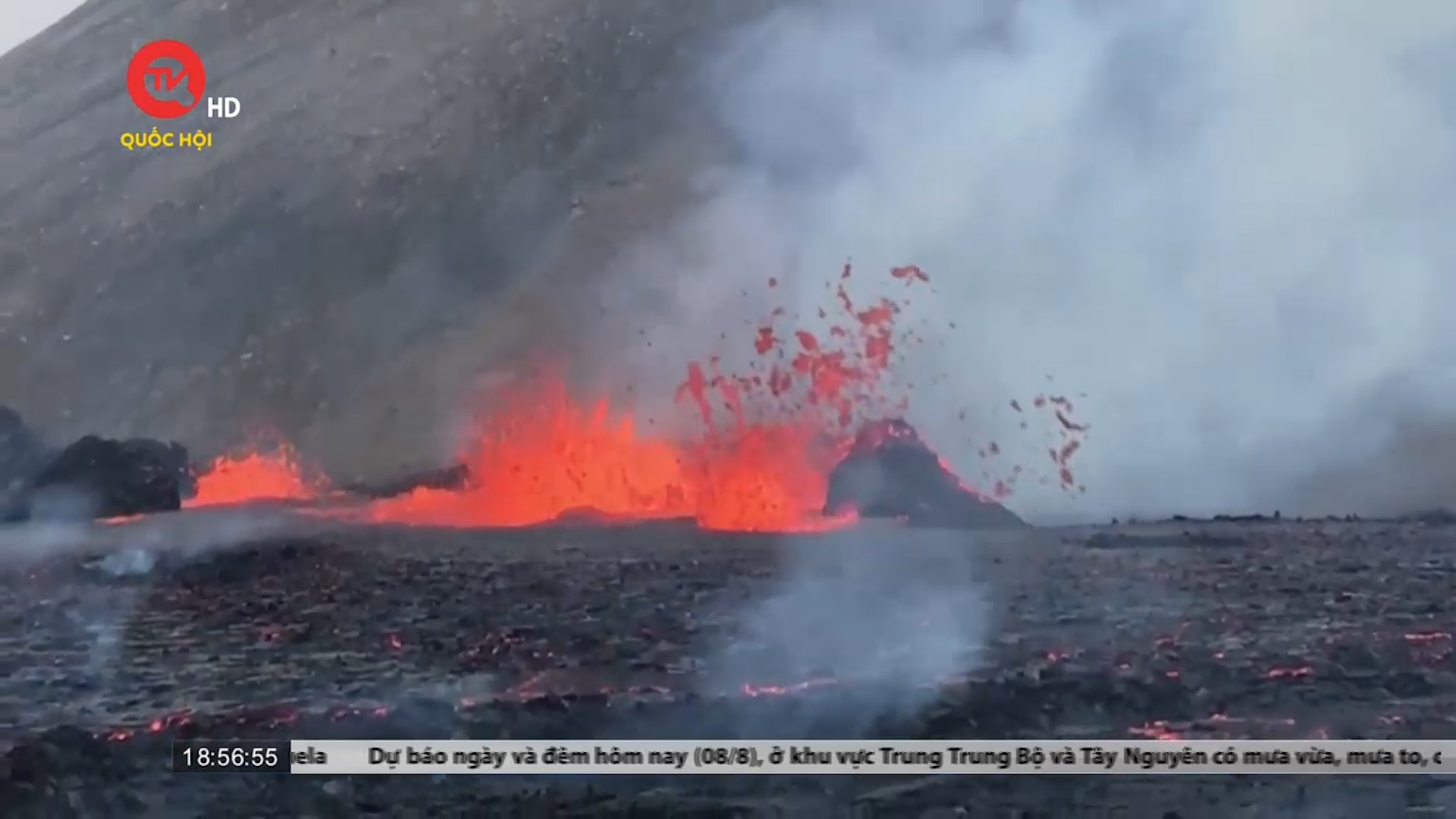 Độc đáo hình thức du lịch xem núi lửa phun trào tại Iceland