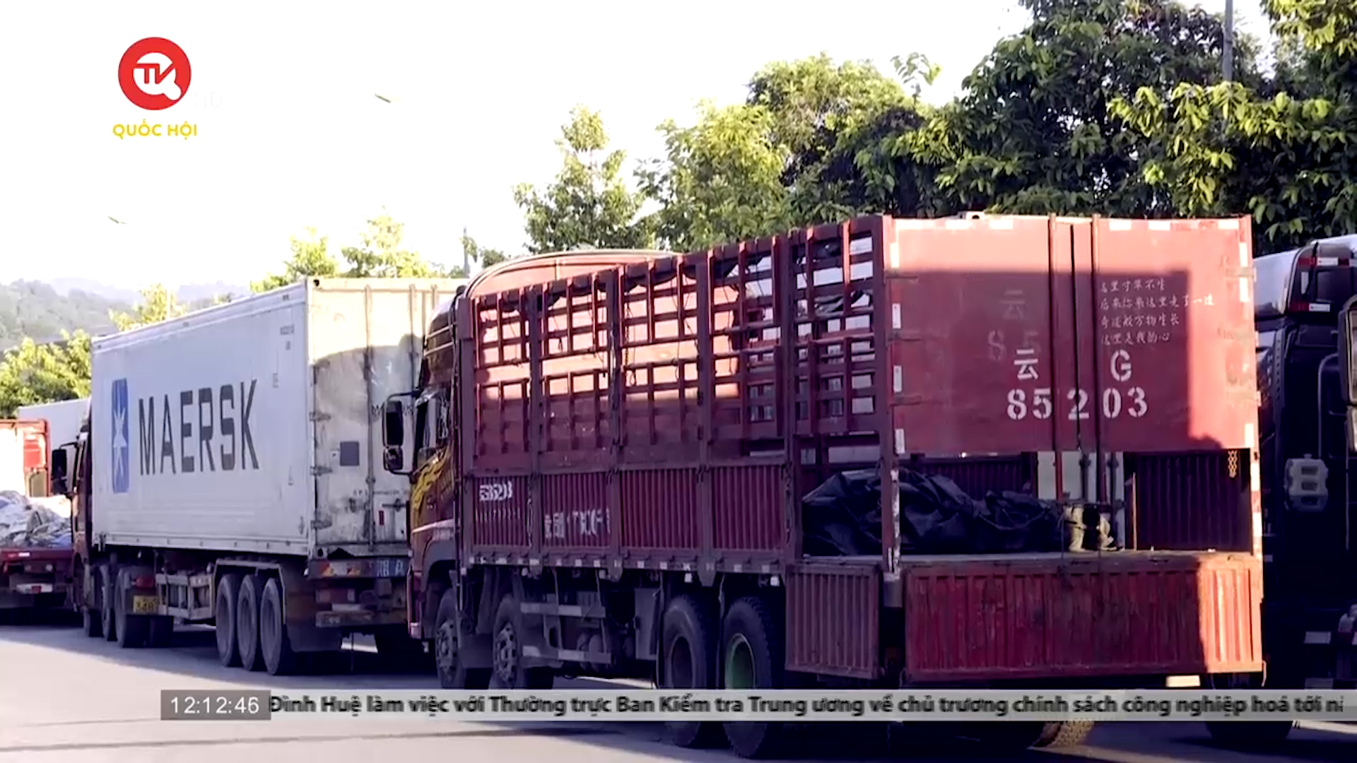 Thiếu lái xe trung chuyển, hàng nghìn phương tiện chở hàng bị “mắc kẹt” tại cửa khẩu Lào Cai