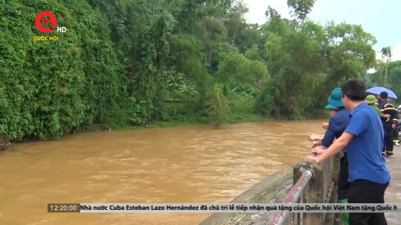 Lào Cai: Một sinh viên bị lũ ống cuốn mất tích khi qua suối