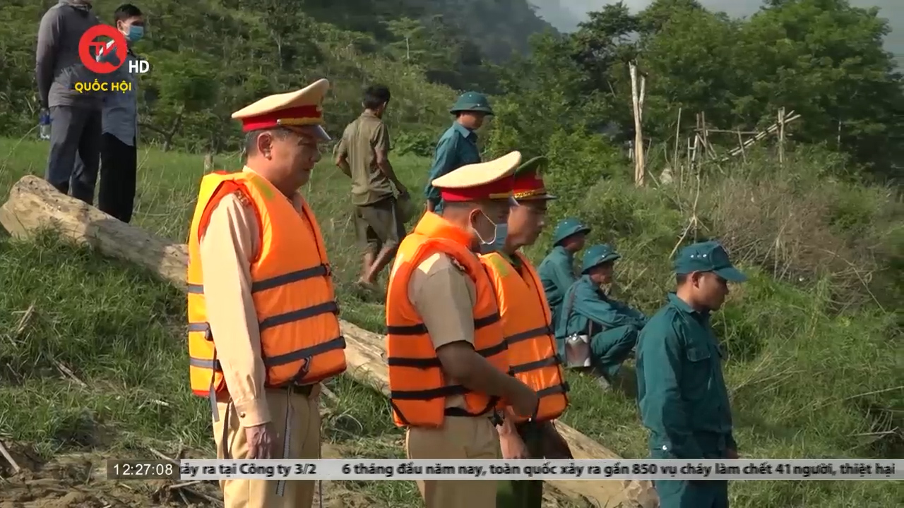 Hàng trăm người tìm kiếm nạn nhân bị lật thuyền ở Lào Cai