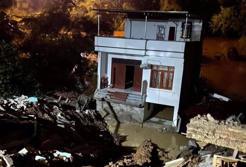 Lạng Sơn: Ba căn nhà sụt xuống sông, nhiều người tháo chạy
