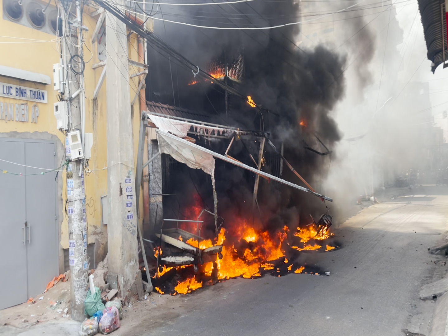 Bình Thuận: Kịp thời dập tắt vụ cháy nhà cách trạm biến áp 5m