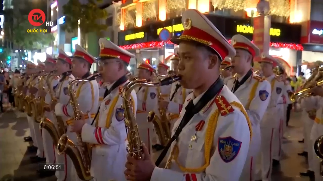 Đoàn nghi lễ Công an biểu diễn nhạc kèn phục vụ người dân trên phố đi bộ Nguyễn Huệ dịp Quốc khánh
