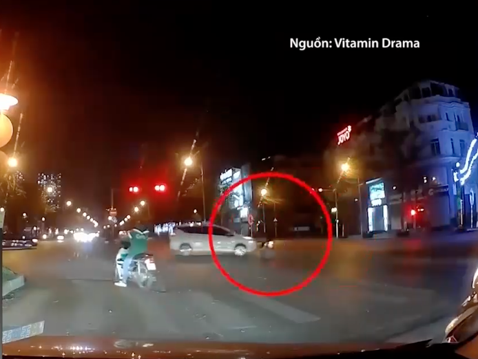 Điểm mù giao thông: Tai nạn giao thông chỉ vì tiếc vài chục giây chờ đèn đỏ