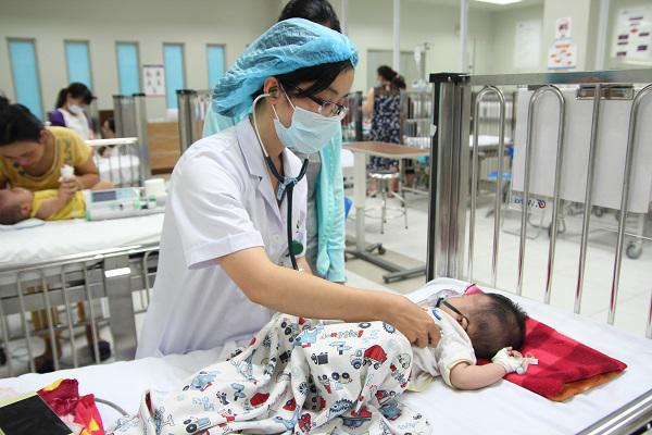 Hà Nội: Trẻ nhập viện tăng gấp 3 lần, mỗi bác sĩ gồng mình chăm 20 bệnh nhi