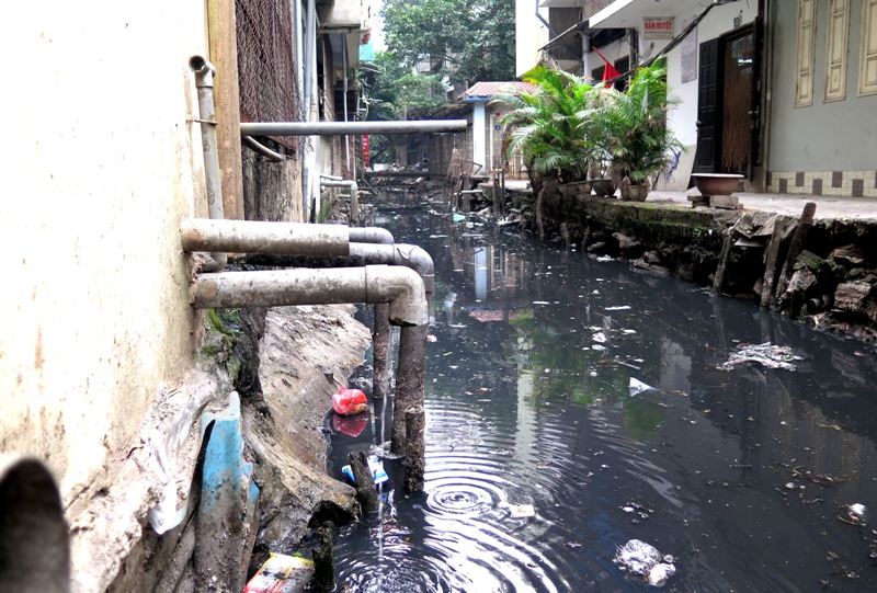 Hà Nội: Đường ống nước sinh hoạt chạy chung đường cống nước thải, dân phải dùng nước ô nhiễm